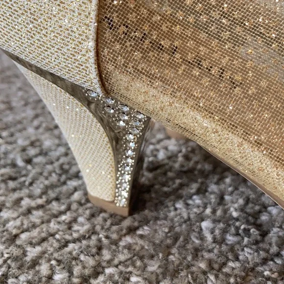 Women’s Gold Heel Shoe - Picture 4 of 12